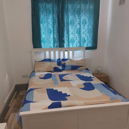 Holiday Villa Лондон Экстерьер фото