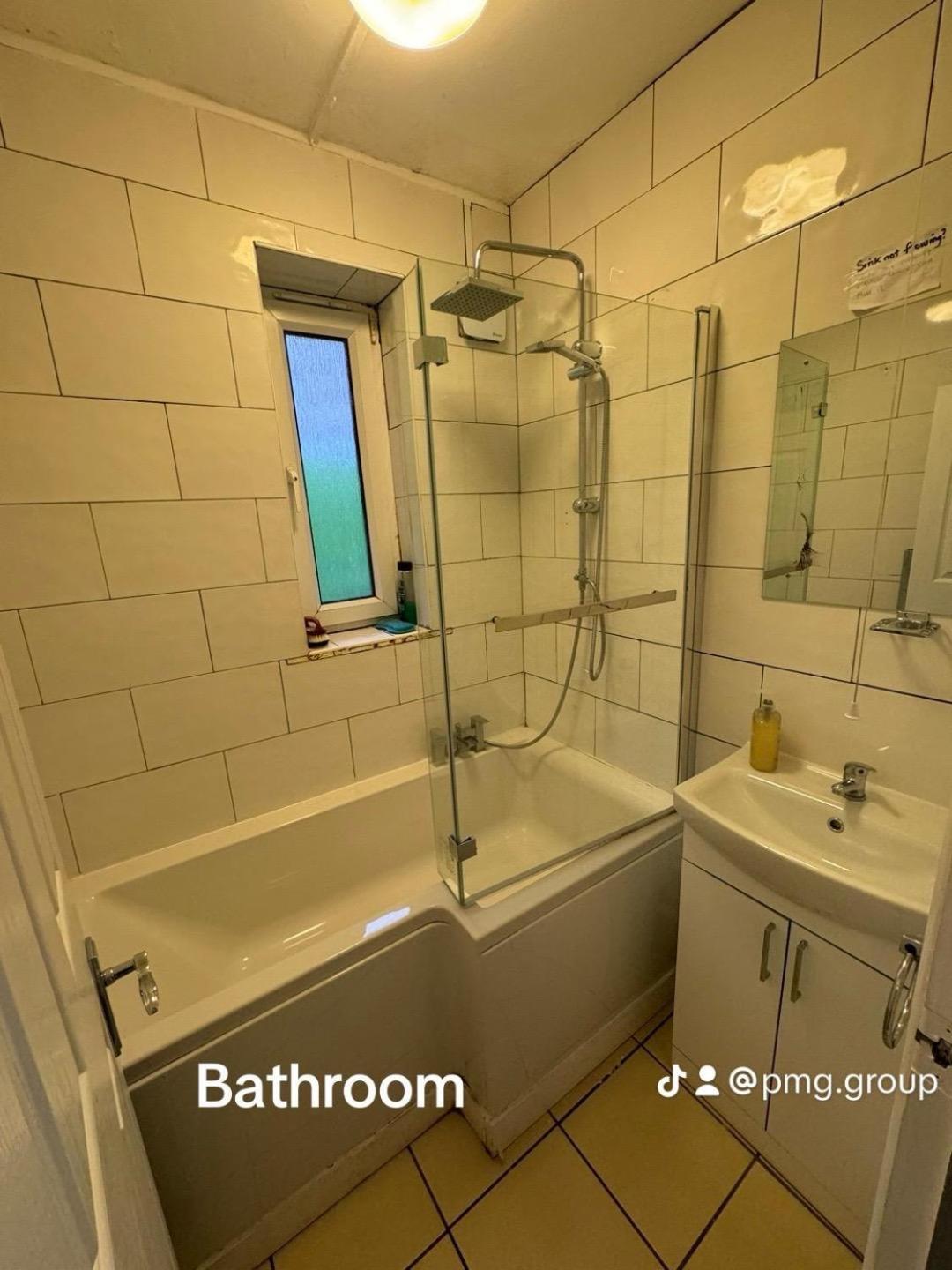 Holiday Villa Лондон Экстерьер фото