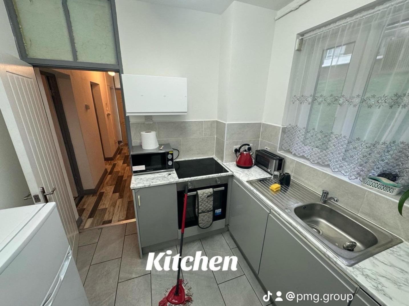 Holiday Villa Лондон Экстерьер фото